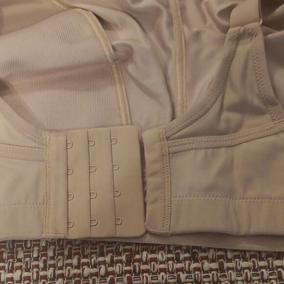 New 48D WingsLove High Support Non Padded Lifting And Shaping Sports Bra - Picture 9 of 10